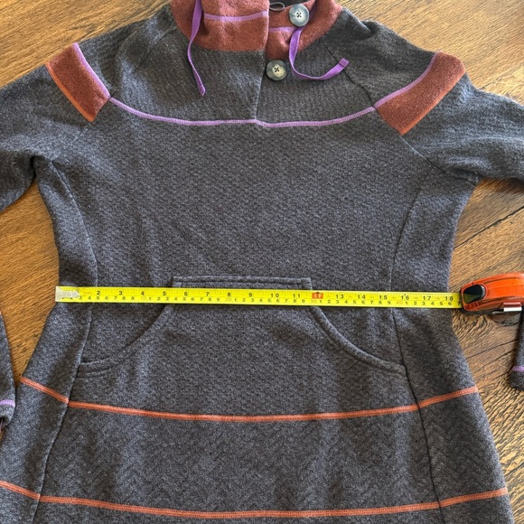 Tunic sweater. Perfect for cold temps. - Picture 4 of 5